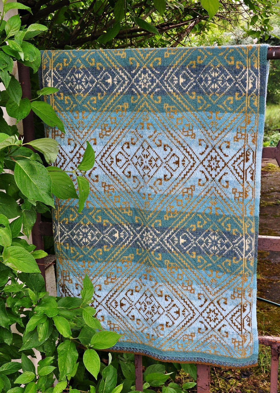 jamieson-s-pearl-of-orient-shawl-patron-ch-le-turquoise-et-or image 2