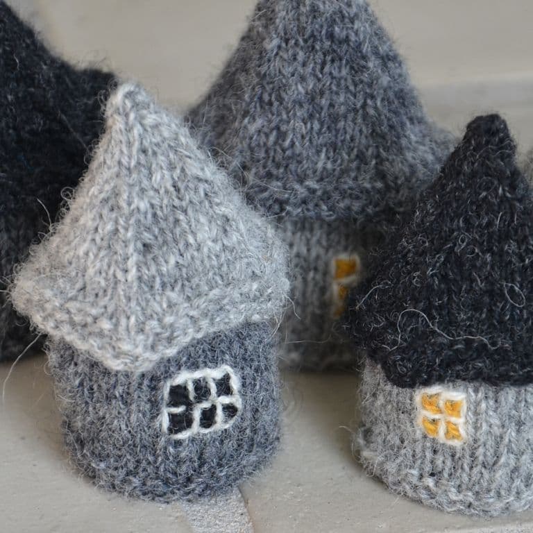 jamieson-s-little-house-patron-maisons-tricot-cache-uf-spindrift image 2