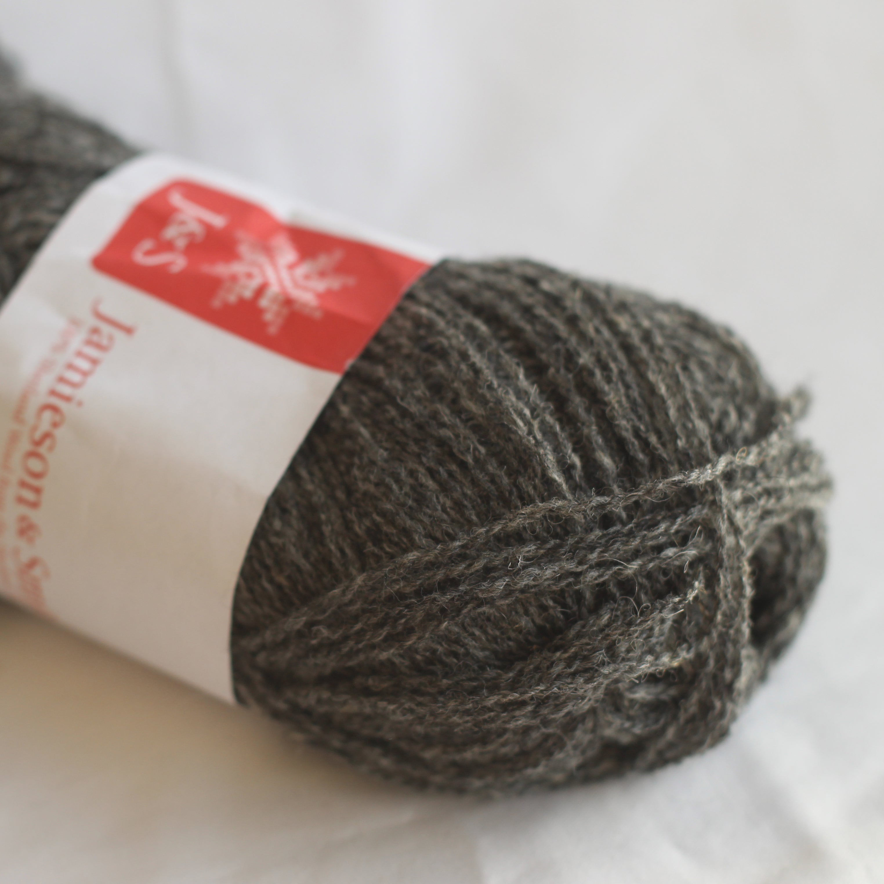 jamieson-smith-2ply-lace-weight-l54-fil-dentelle-25g image 1
