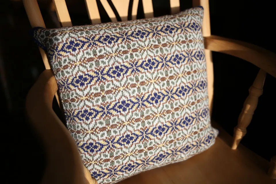 jamieson-s-vermeer-cushion-wilma-malcolmson-patron-coussin image 1