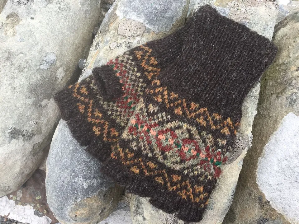 jamieson-s-hairst-mitts-wilma-malcolmson-patron-mitaines image 1