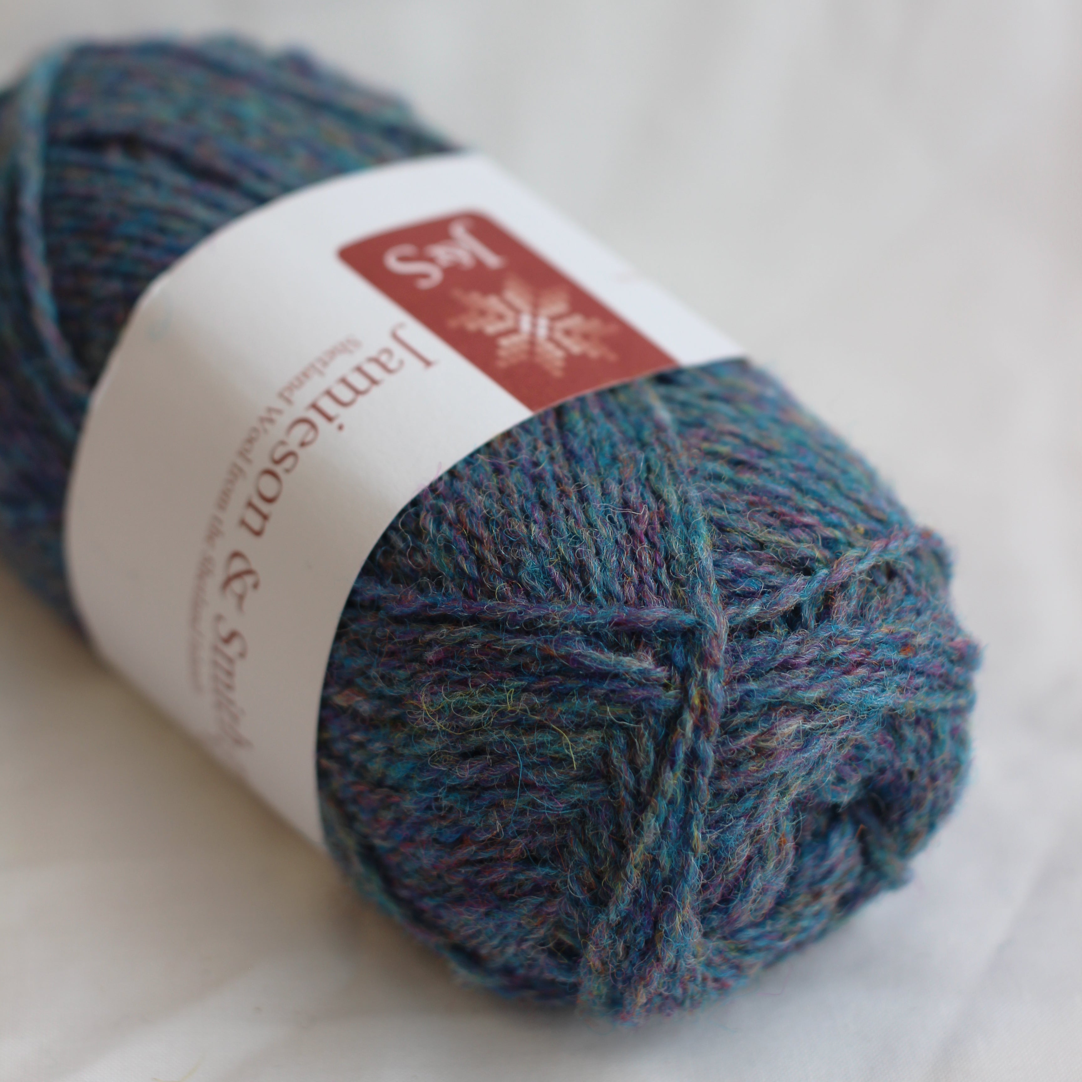 jamieson-smith-2ply-jumper-weight-366-laine-pelote-25g-violet image 1