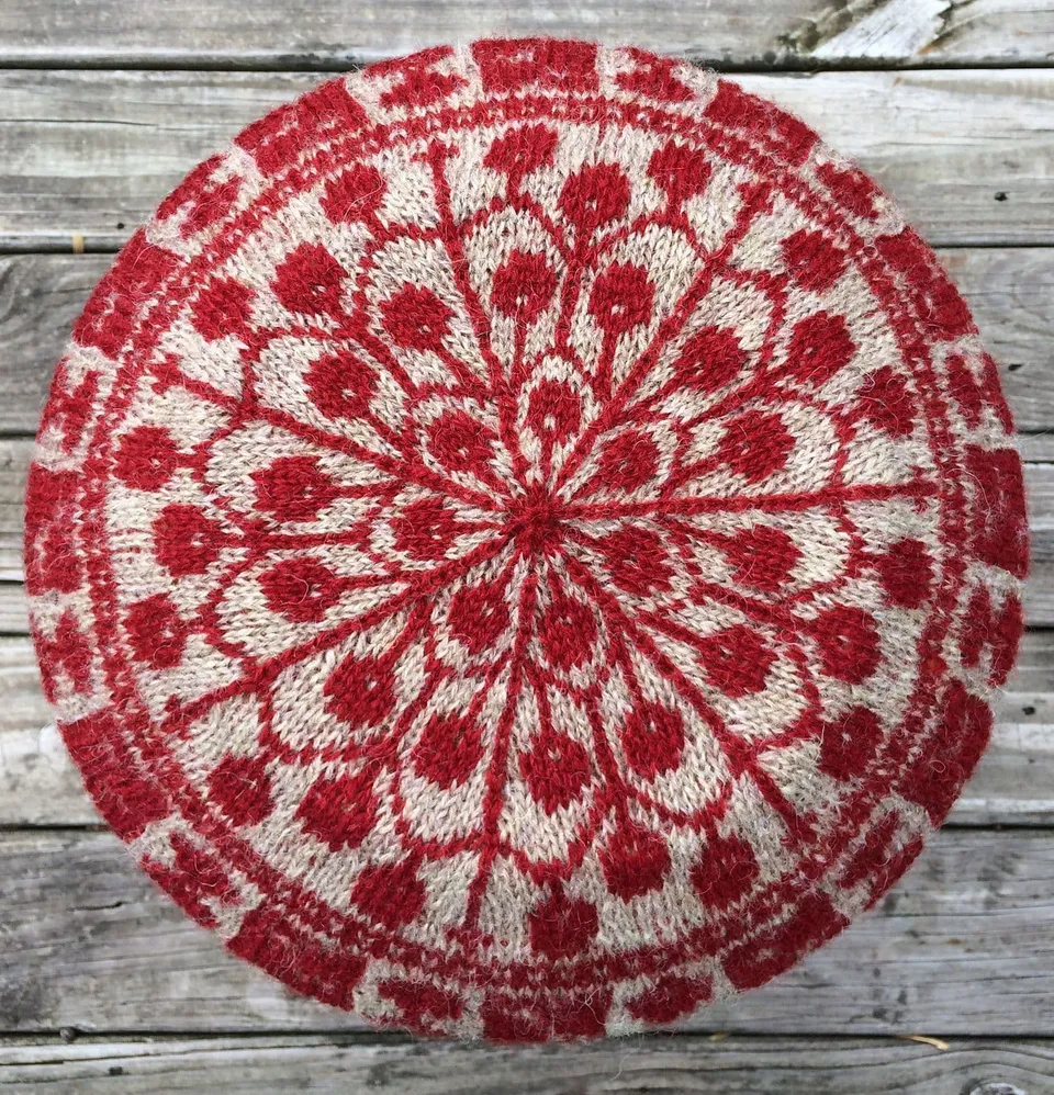 berries-branches-hat-patron-bonnet-jacquard-lynn-nilges image 1
