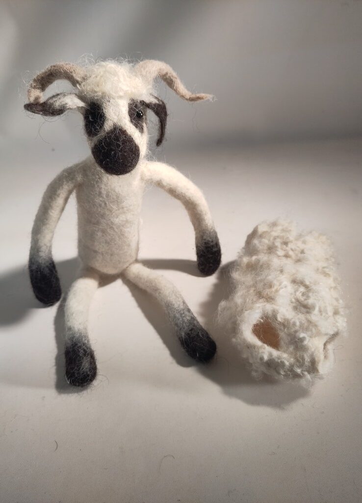 bellaventure-mouton-tondu-figurine-feutre-38-cm image 8