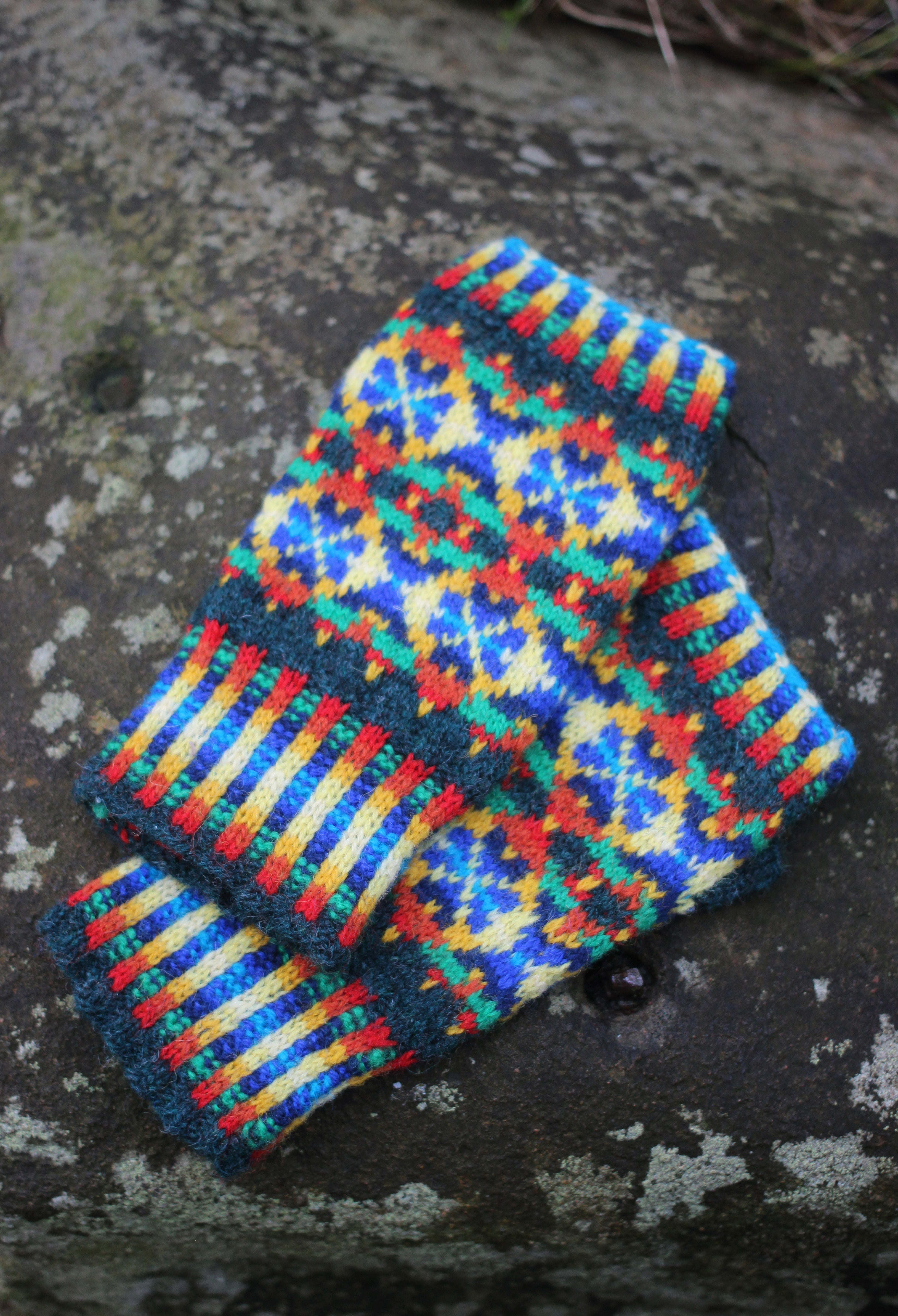 jamieson-smith-kits-parrots-mitts-kit-mitaines-fair-isle image 4