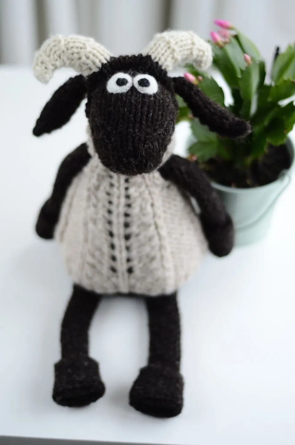 jamieson-s-wee-blackface-sheep-patron-tricot-mouton-janice-anderson image 1