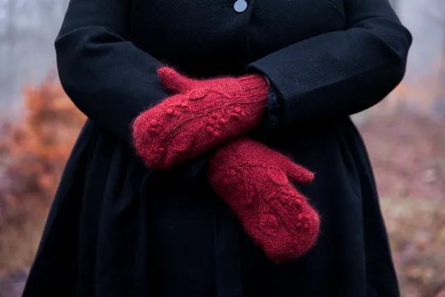 christallk-blood-trillium-mittens-patron-tricot-moufles image 1