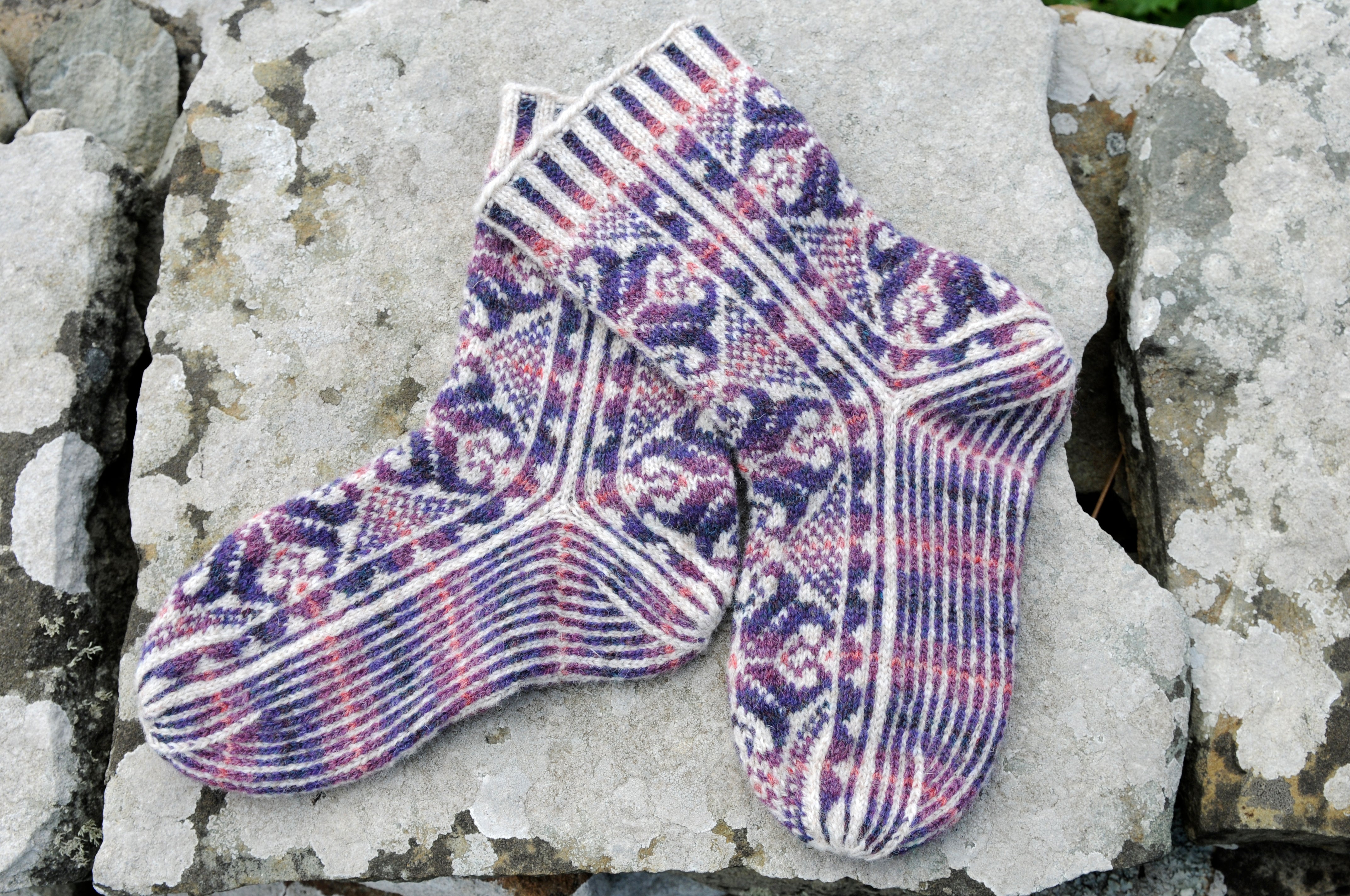 jamieson-smith-wool-brokers-patron-chaussettes-fair-isle-papier image 1