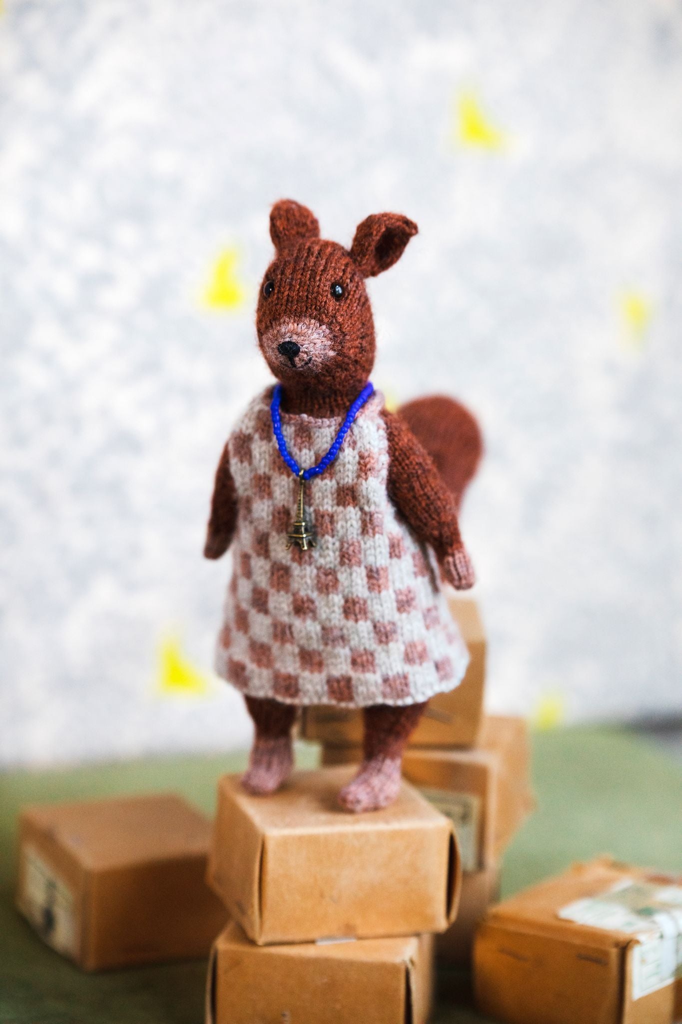 john-arbon-kits-hazel-kit-doudou-cureuil-robe-rose image 1