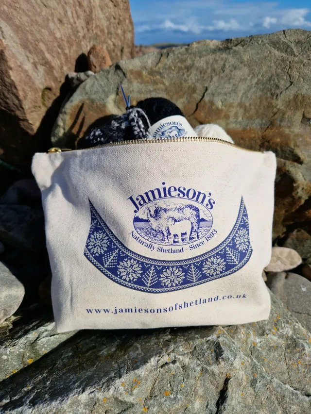 jamieson-s-zipped-pouch-pochette-tricot-fair-isle-pattern image 1