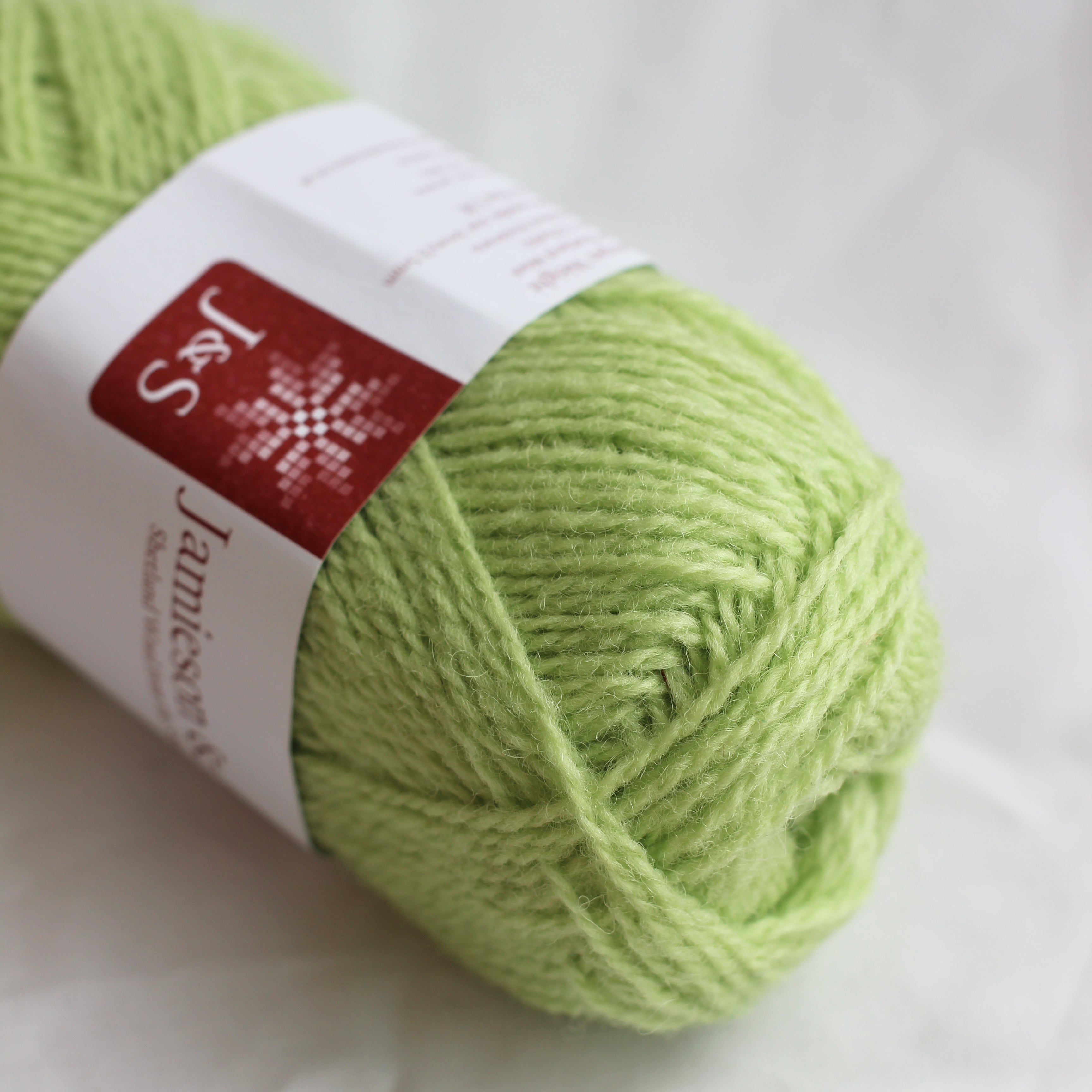 jamieson-smith-2ply-jumper-weight-laine-vert-lime-25g image 1