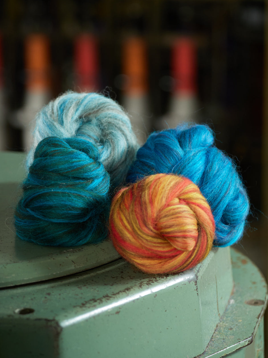 john-arbon-harvest-hues-tops-laine-filer-silver-birch-zwartbles image 4