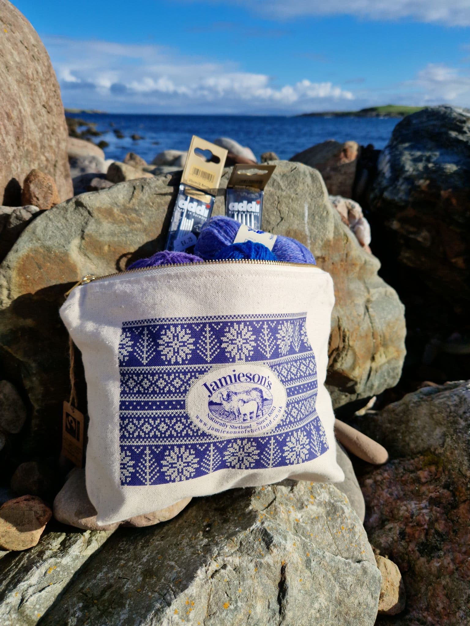 jamieson-s-zipped-pouch-pochette-tricot-fair-isle-pattern image 4