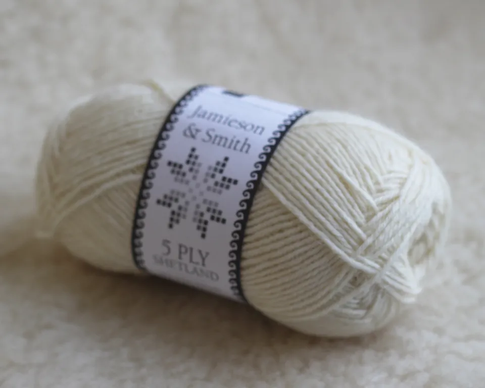 jamieson-smith-5ply-shetland-pelote-laine-white-50g image 1
