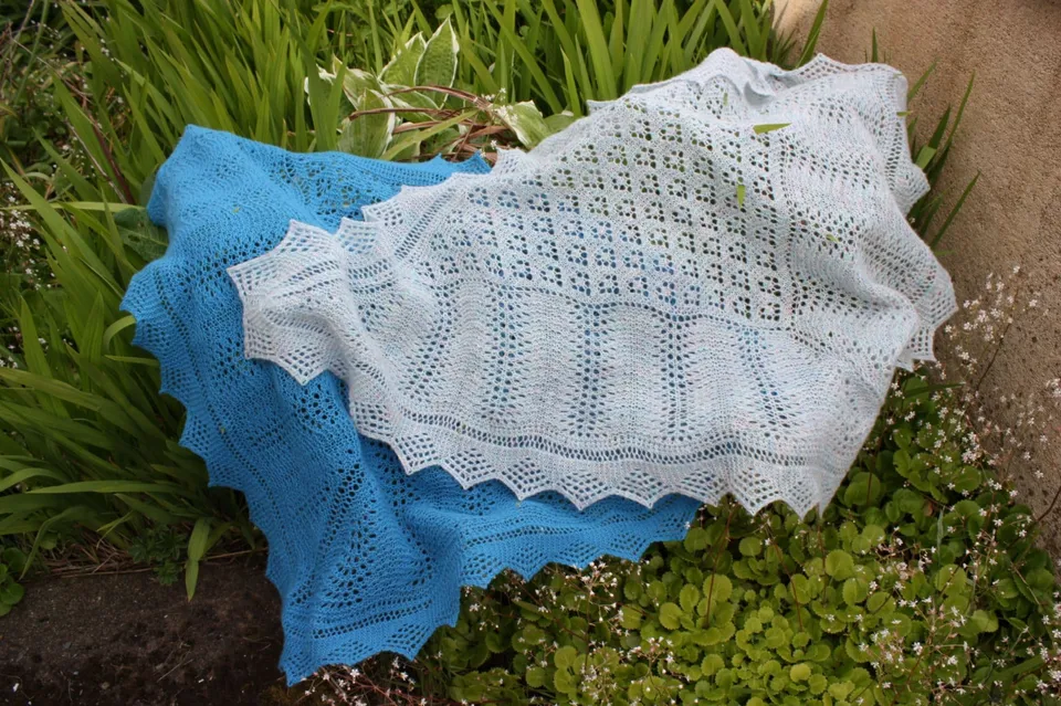 jamieson-s-colsay-shoulder-shawl-patron-ch-le-tricot-ultra image 1