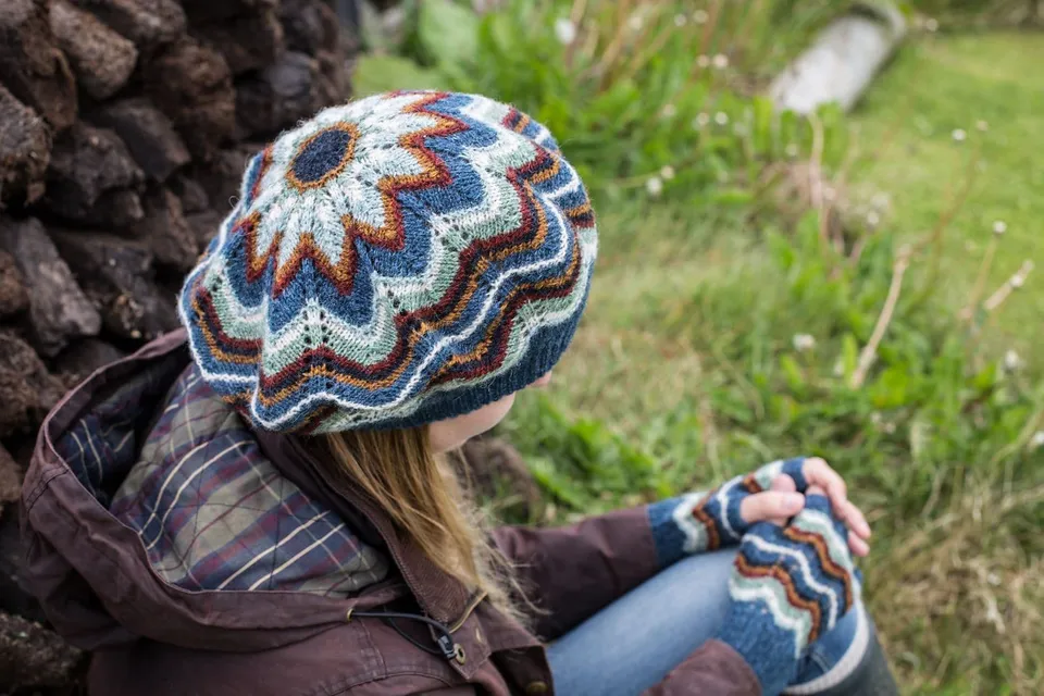 atlantic-lace-hat-fingerless-gloves-wilma-malcolmson-patron image 1