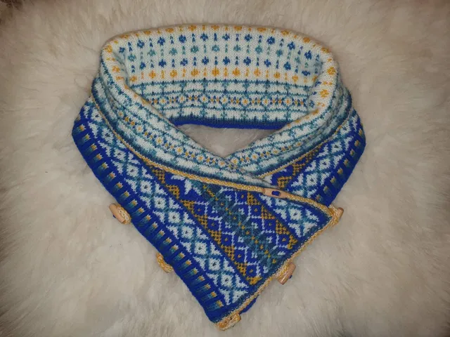 jamieson-s-harriet-s-cowl-patron-col-bleu-mri image 1