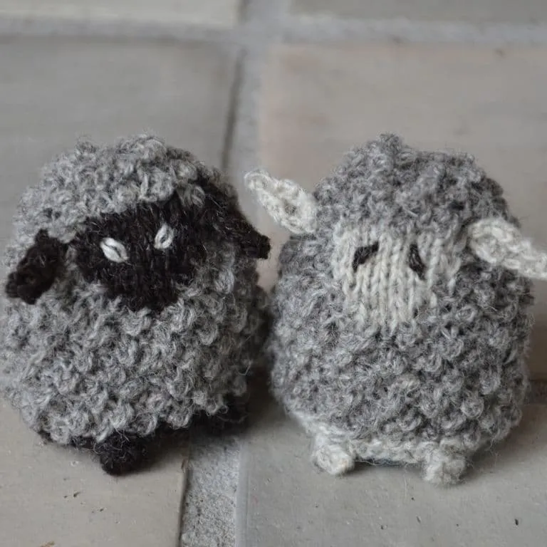 jamieson-s-sheep-tina-vejl-patron-tricot-mouton-cache-uf image 1