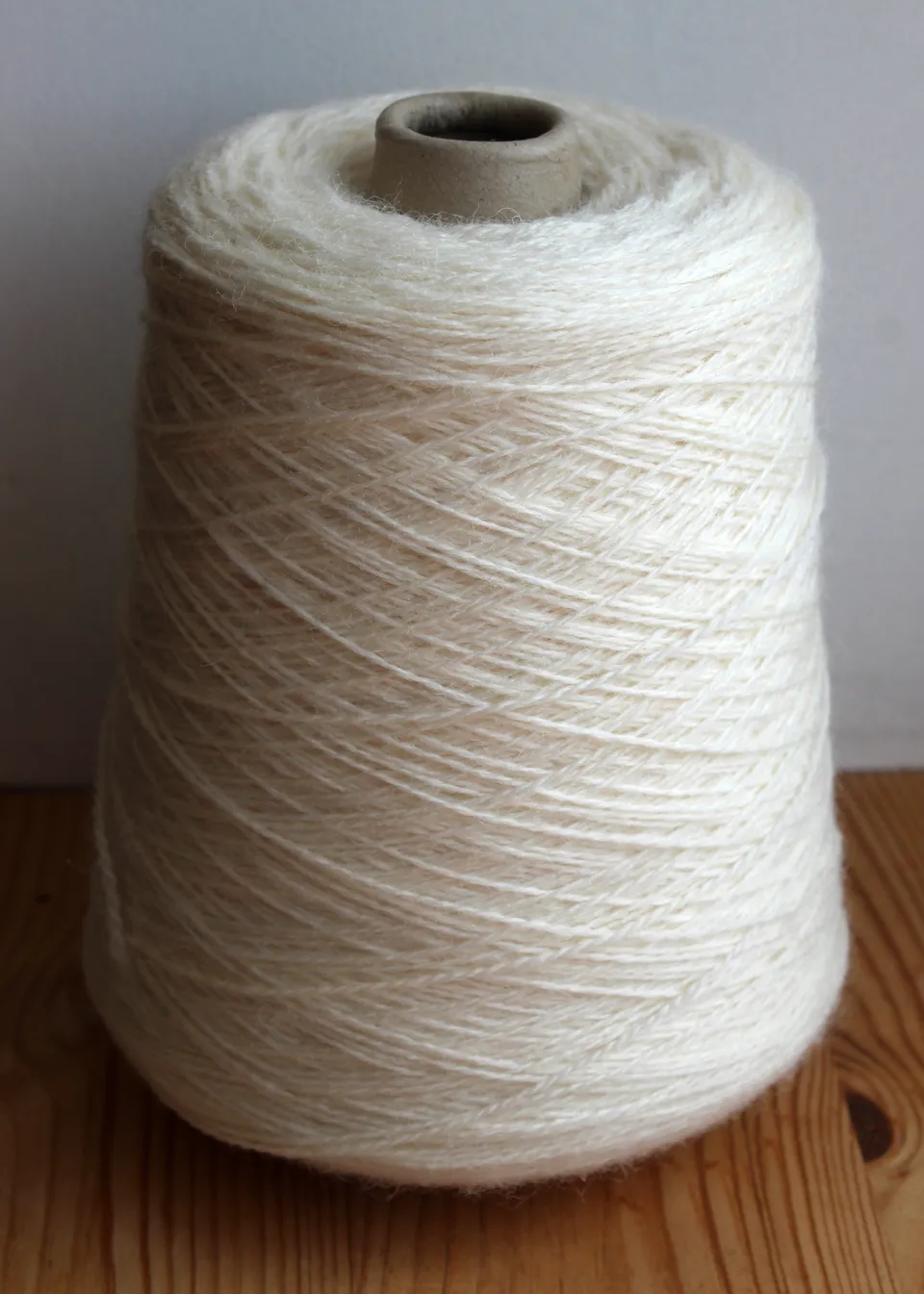 jamieson-smith-shetland-heritage-snaa-white-laine-c-ne-500g image 1