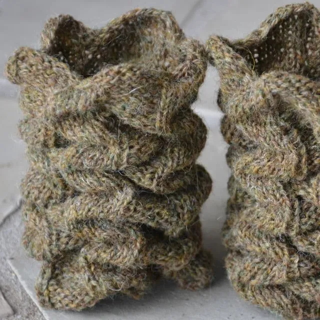 jamieson-s-oak-tree-wristwarmers-patron-mitaines-thyme-226 image 1