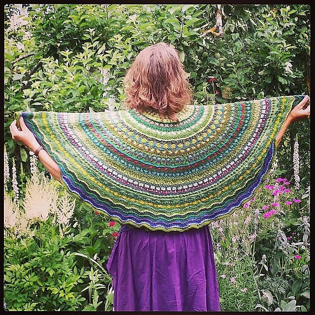 norsk-sommer-shawl-tori-seierstad-patron-ch-le-couverture-b-b image 3