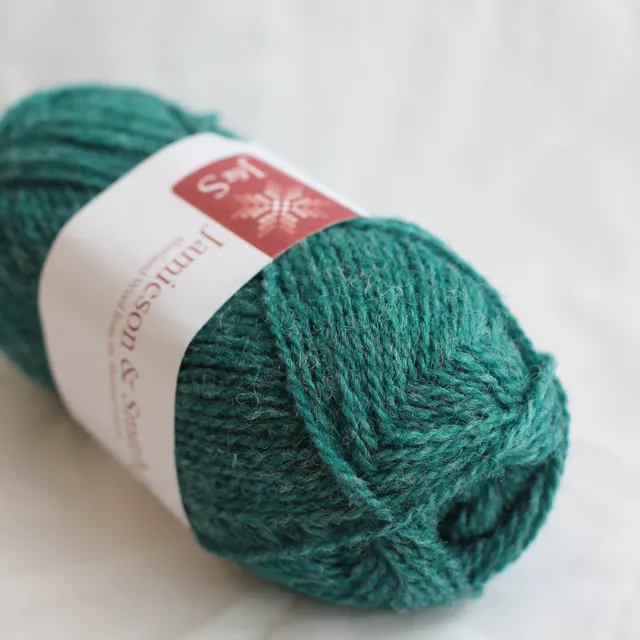 jamieson-smith-2ply-jumper-weight-65-pelote-laine-verte-25g image 1