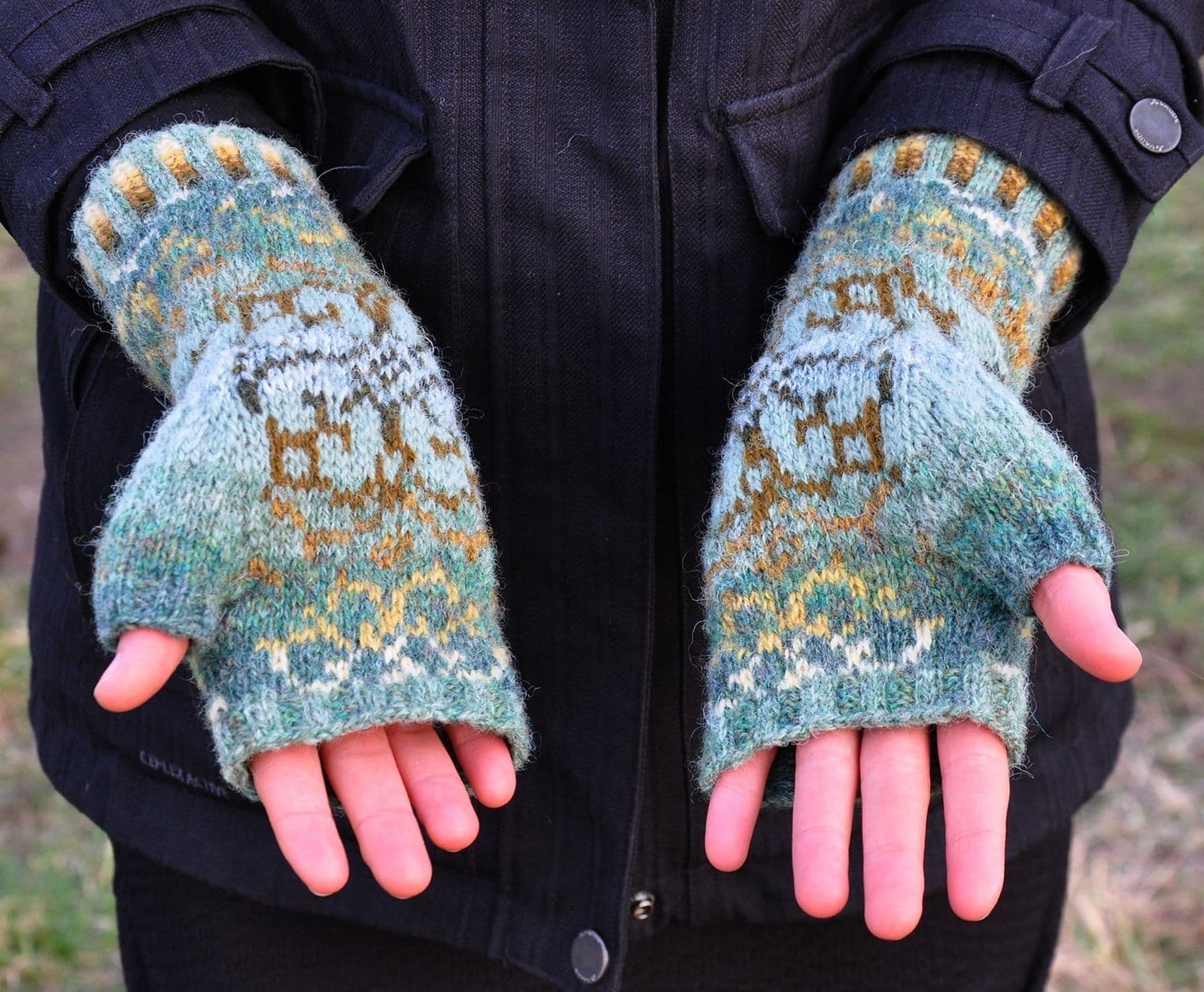 jamieson-s-helleborus-mittens-schlenzka-patron-mitaines-sans-doigts image 2