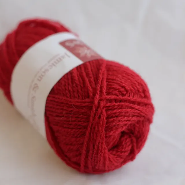 Jamieson & Smith 2ply Jumper Weight fil 1403 pelote 25g rouge
