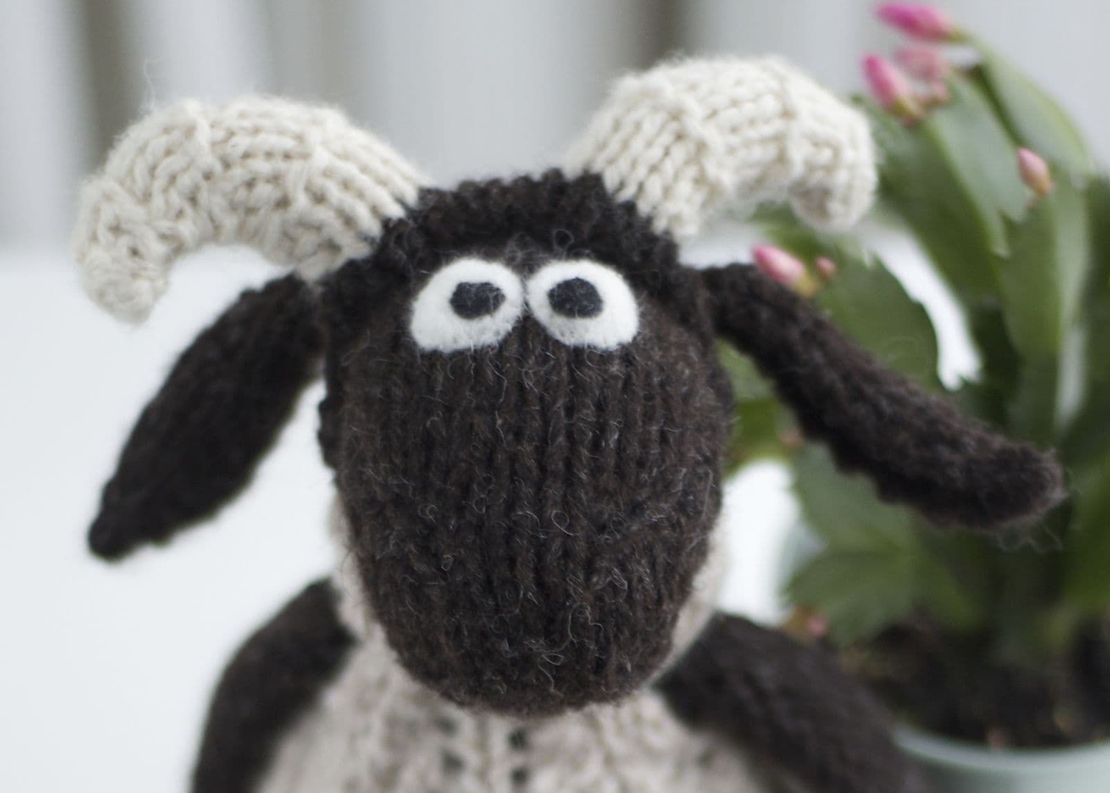 jamieson-s-wee-blackface-sheep-patron-tricot-mouton-janice-anderson image 2
