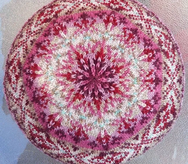 garnets-tam-janine-bajus-patron-bonnet-fair-isle-pdf-8-couleurs image 1