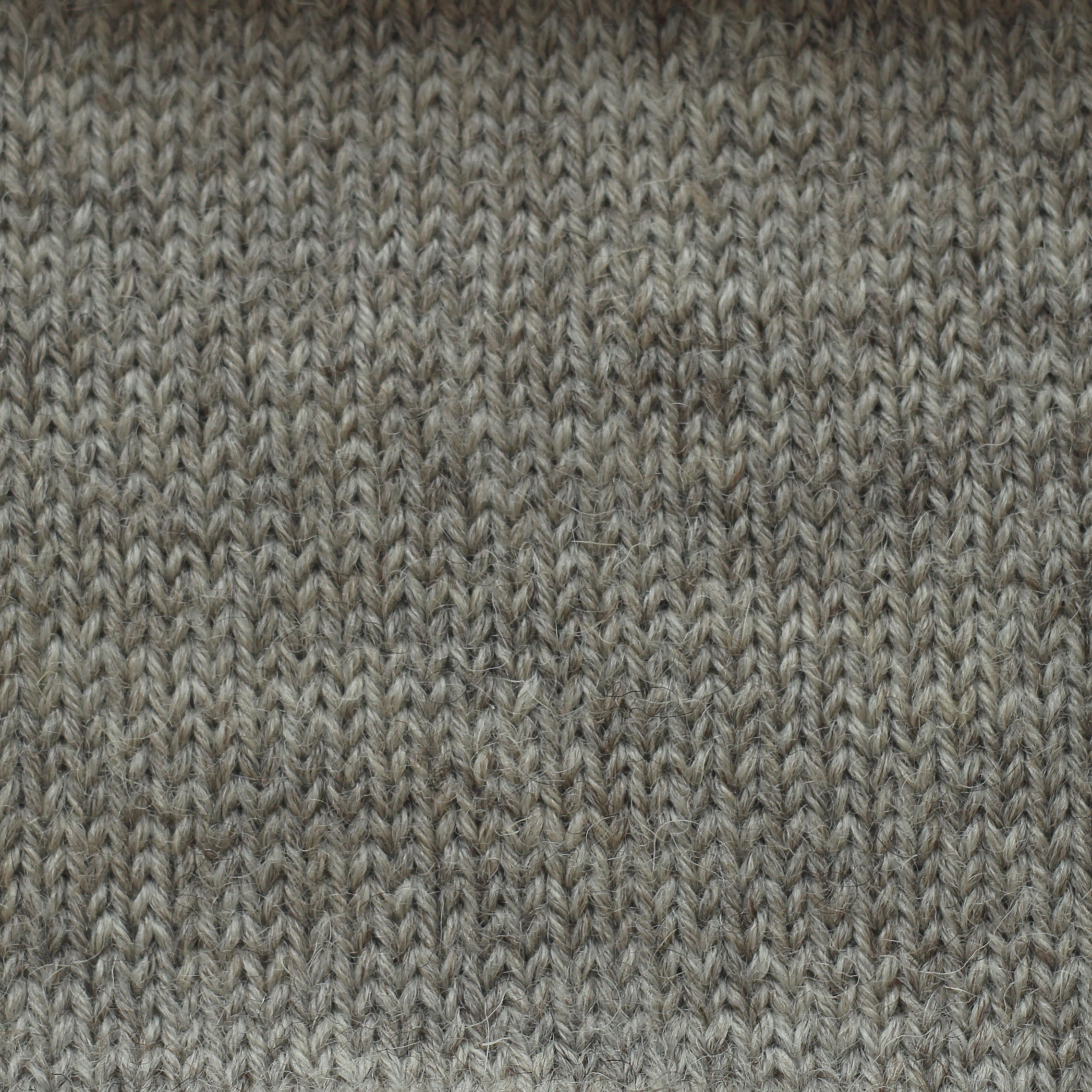 jamieson-smith-5ply-shetland-fil-natural-grey-pelote-50g image 2