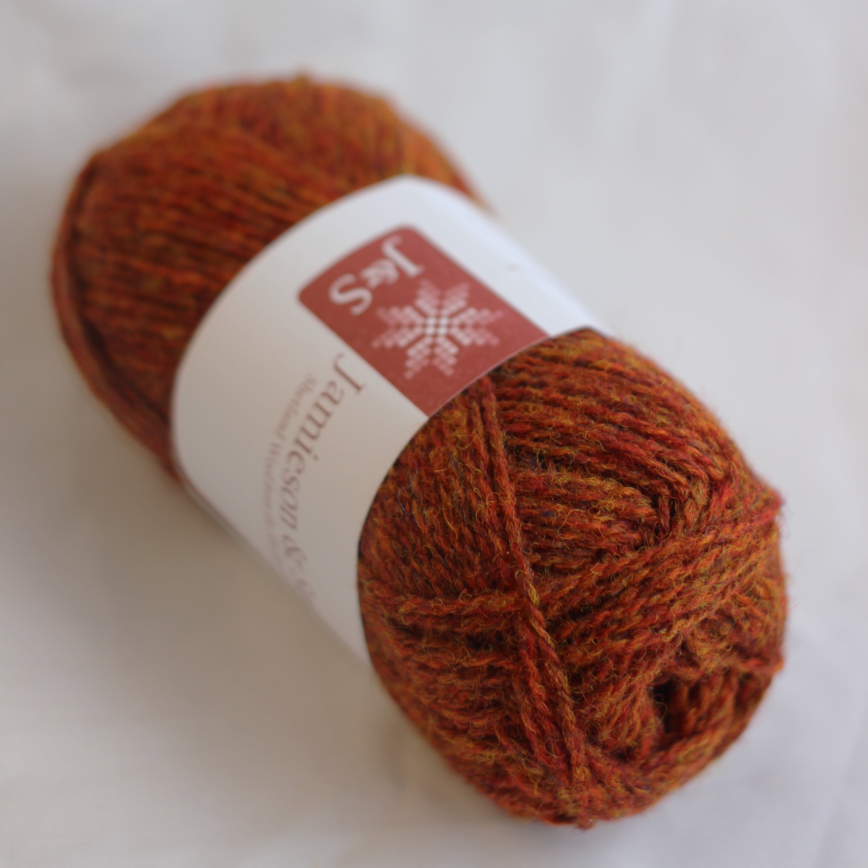 jamieson-smith-2ply-jumper-weight-fc38-pelote-rouille image 1
