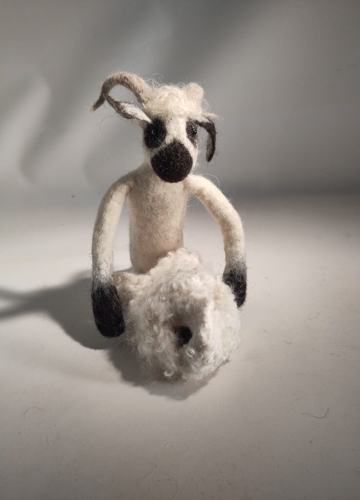 bellaventure-mouton-tondu-figurine-feutre-38-cm image 6
