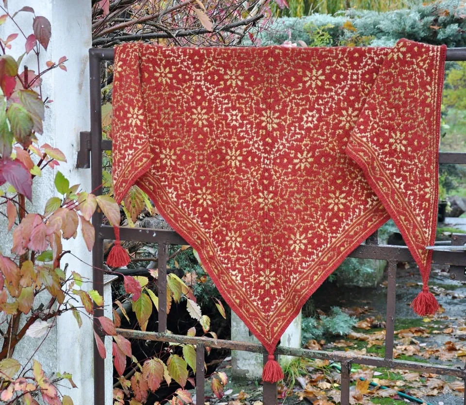 a-christmas-tale-shawl-marion-schlenzka-patron-ch-le-jacquard-pdf image 1