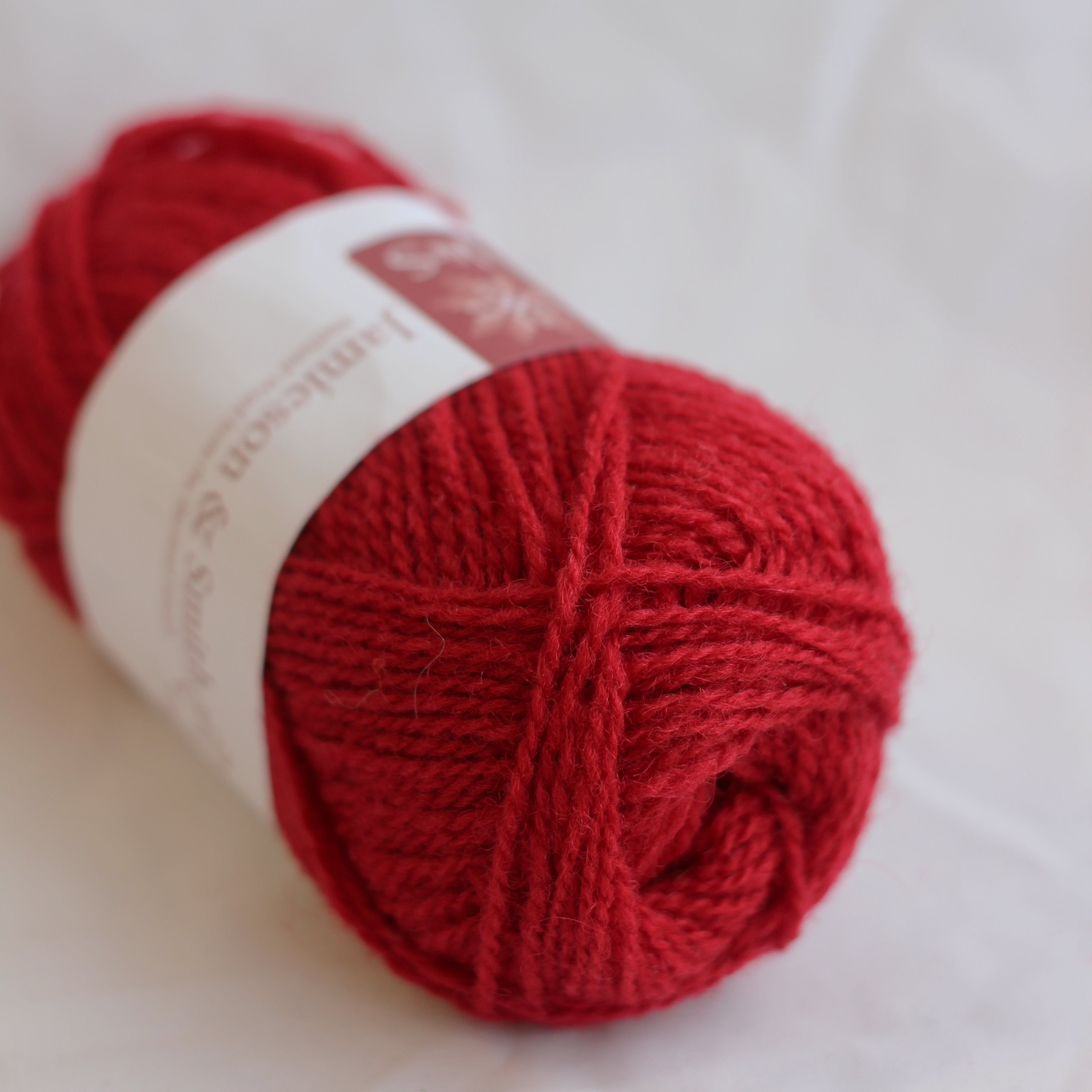 jamieson-smith-2ply-jumper-weight-fil-1403-pelote-25g-rouge image 1