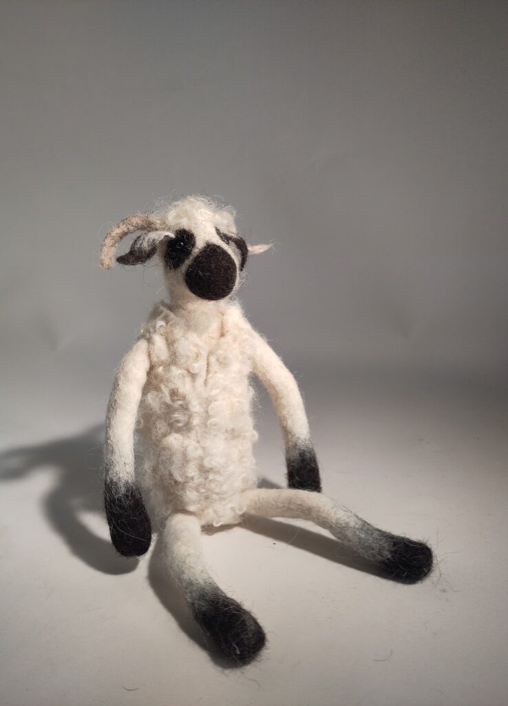 bellaventure-mouton-tondu-figurine-feutre-38-cm image 2