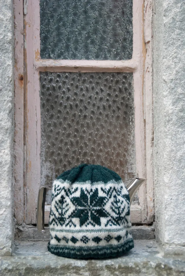 jamieson-smith-fair-isle-tea-cosy-patron-cache-th-i-re image 1