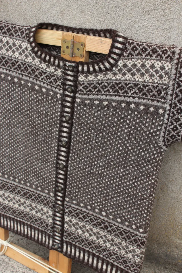 jamieson-smith-karelides-cardigan-patron-tricot-gilet-papier image 1