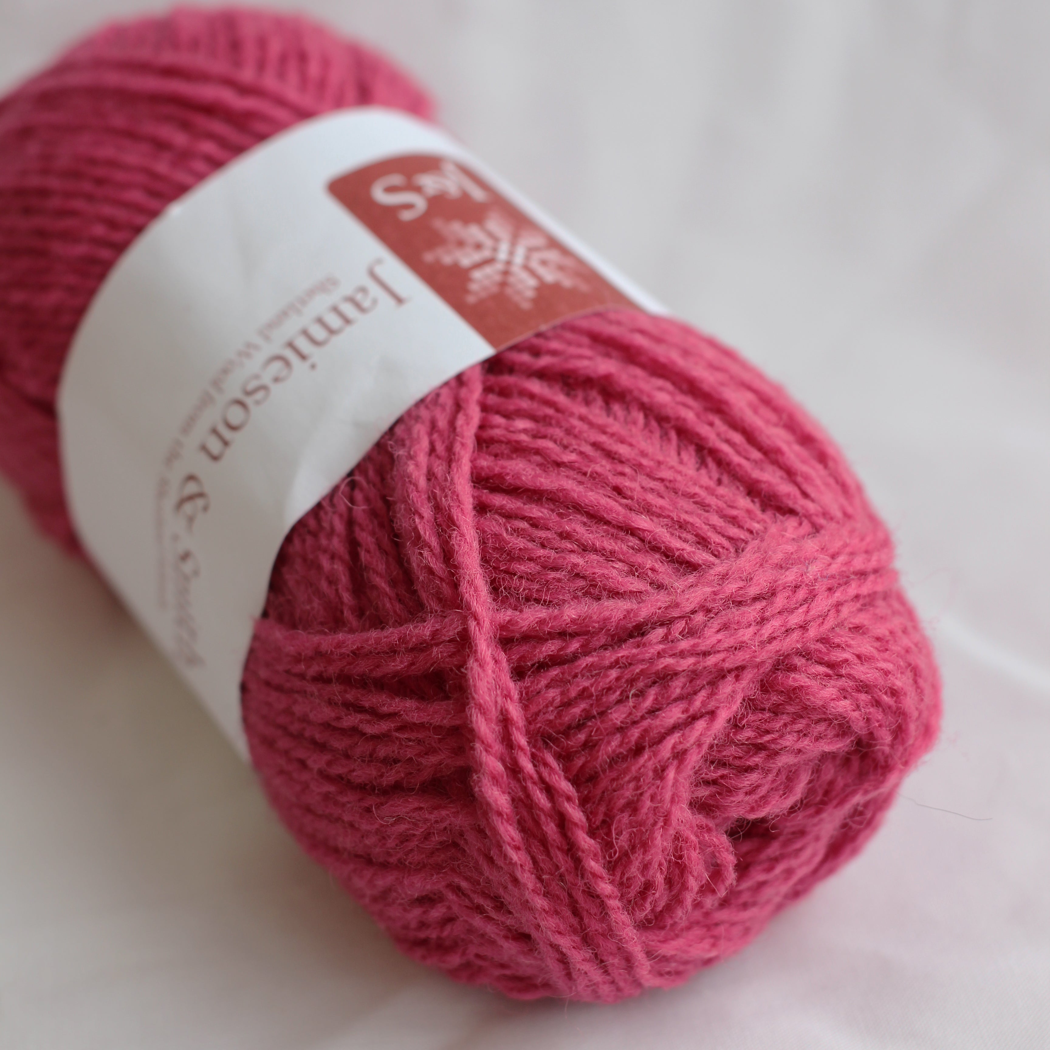 jamieson-smith-2ply-jumper-weight-fil-7-cerise-pelote-25g-jacquard image 1