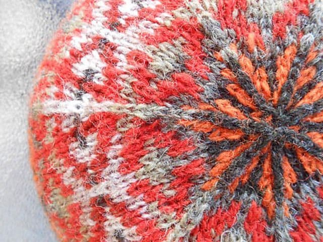 jamieson-s-helsinki-cap-janine-bajus-patron-bonnet-jacquard image 2