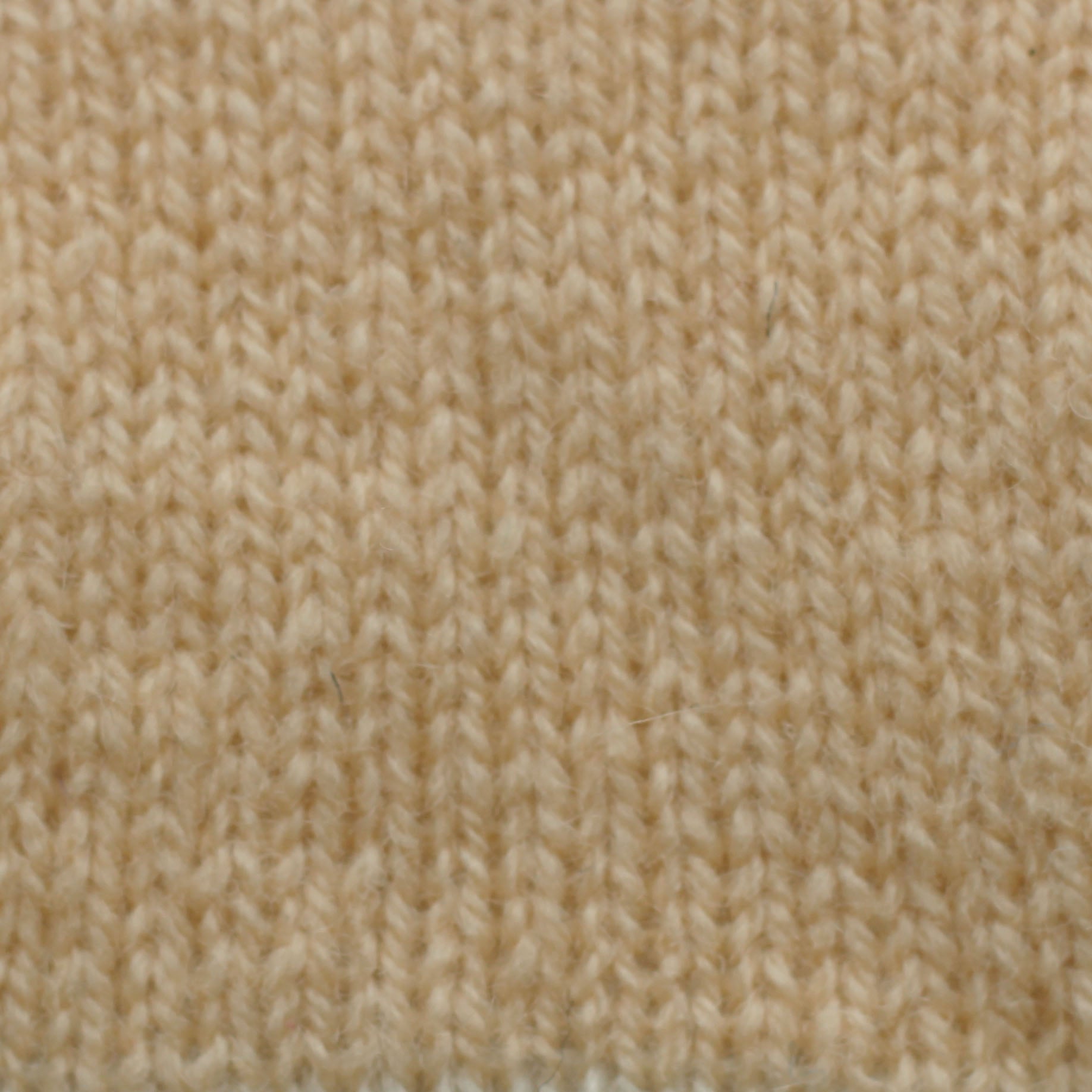 jamieson-smith-2ply-jumper-weight-fil-laine-teinte-53-p-che-25g image 2