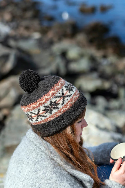 jamieson-s-of-shetland-wool-week-annual-2024-livre-tricot-144-pages image 3