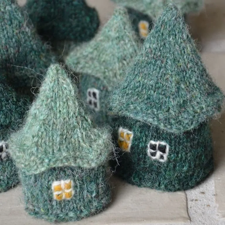 jamieson-s-little-house-patron-maisons-tricot-cache-uf-spindrift image 1
