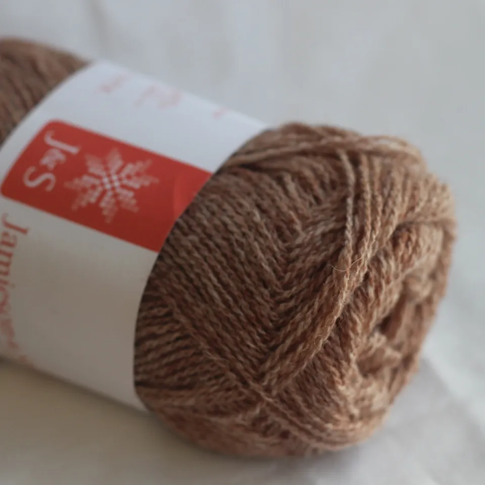jamieson-smith-2ply-lace-weight-fil-l78-pelote-25g image 1