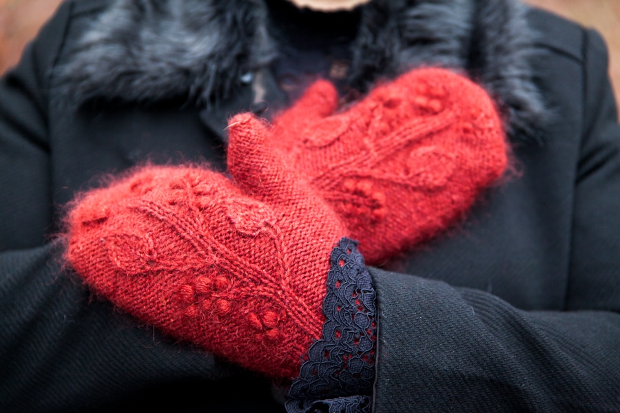 christallk-modeles-blood-trillium-set-patron-bonnet-moufles-mohair image 3
