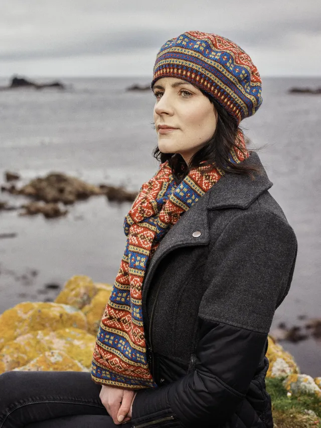 jamieson-smith-hevdadale-tam-and-scarf-patron-papier-fair-isle image 1