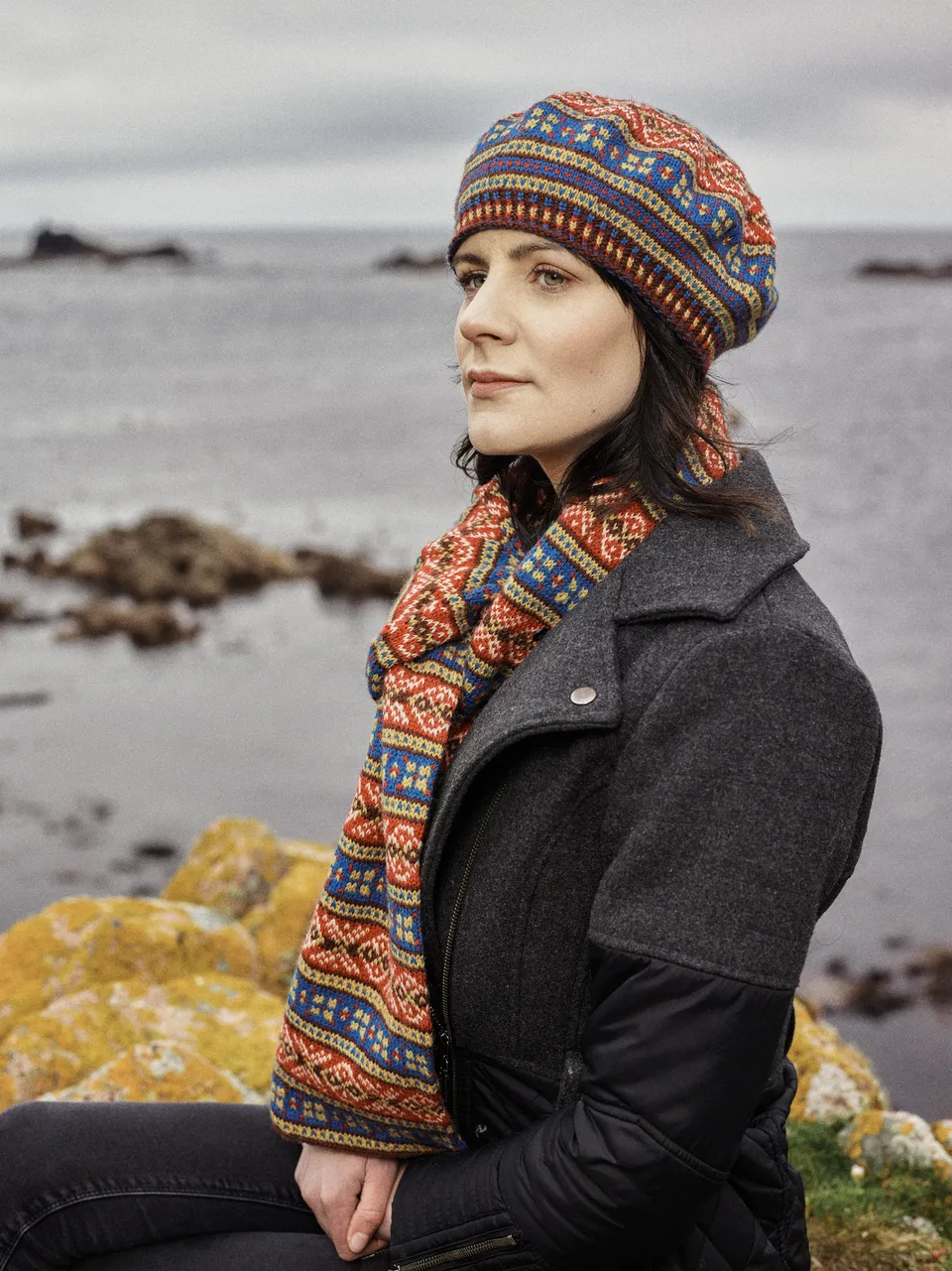 jamieson-smith-hevdadale-tam-and-scarf-patron-papier-fair-isle image 1