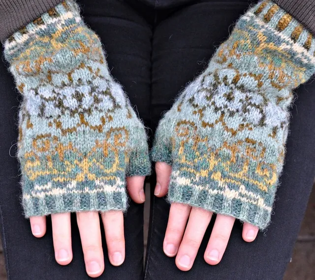 jamieson-s-autumn-leaves-mittens-patron-moufles-jacquard-marion-schlenzka image 1