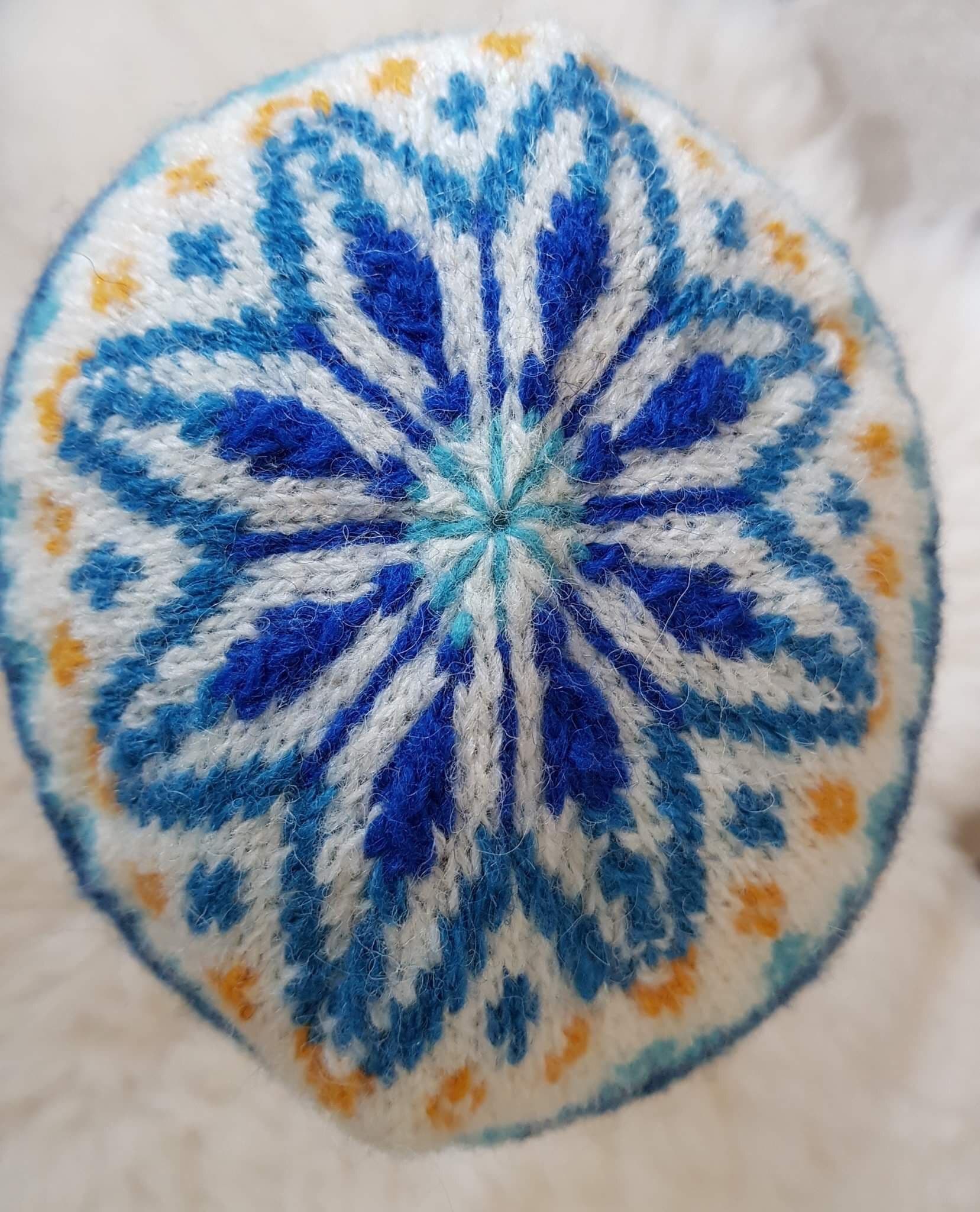 harriet-s-hat-patron-tricot-bonnet-jacquard-spindrift-mri image 2