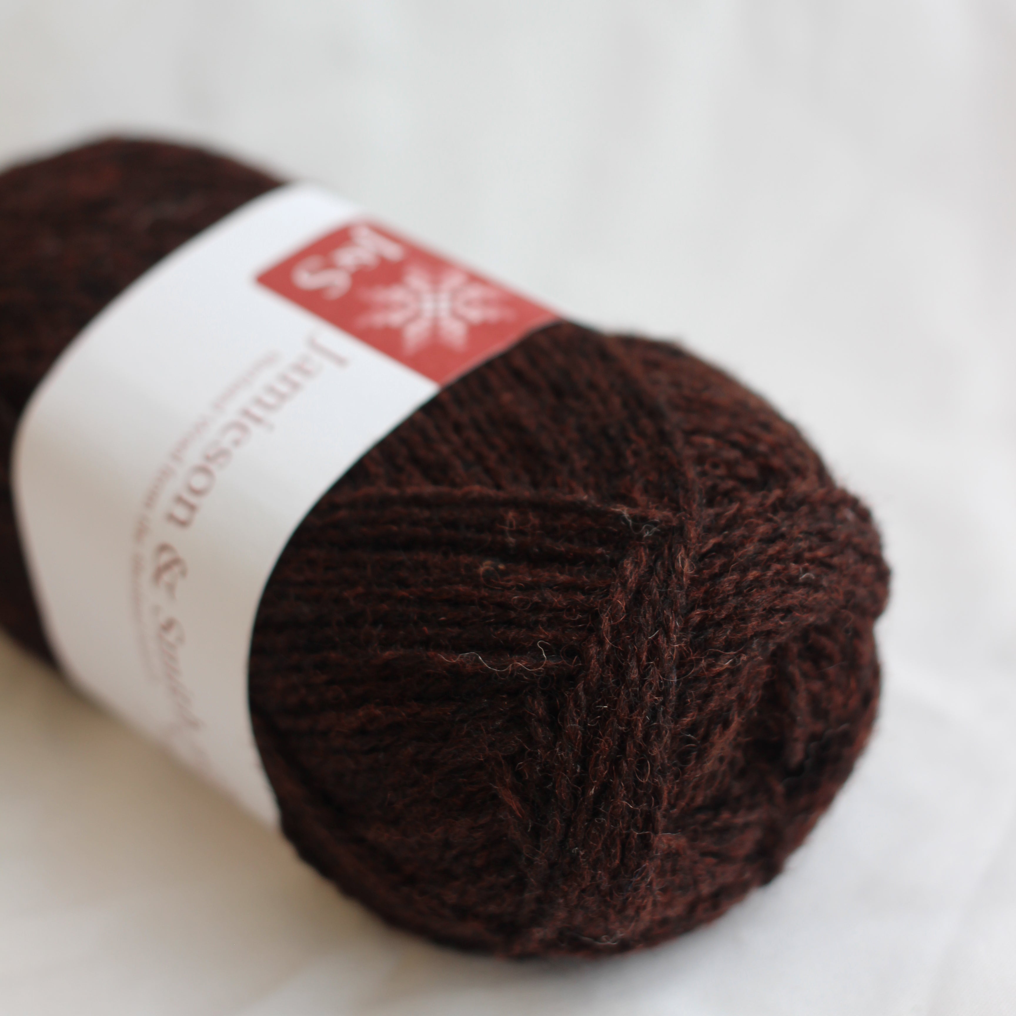 jamieson-smith-2ply-jumper-weight-80-fil-marron-25g image 1